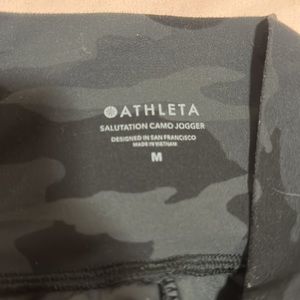 Athleta size medium camo joggers with pockets